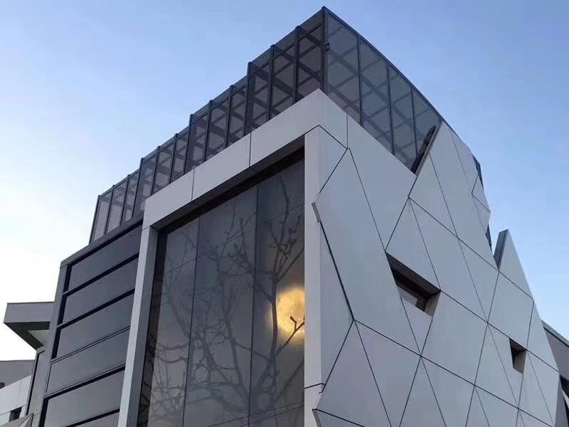 四川铝单板厂家如何解决大方板铝天花凹凸不平的问题