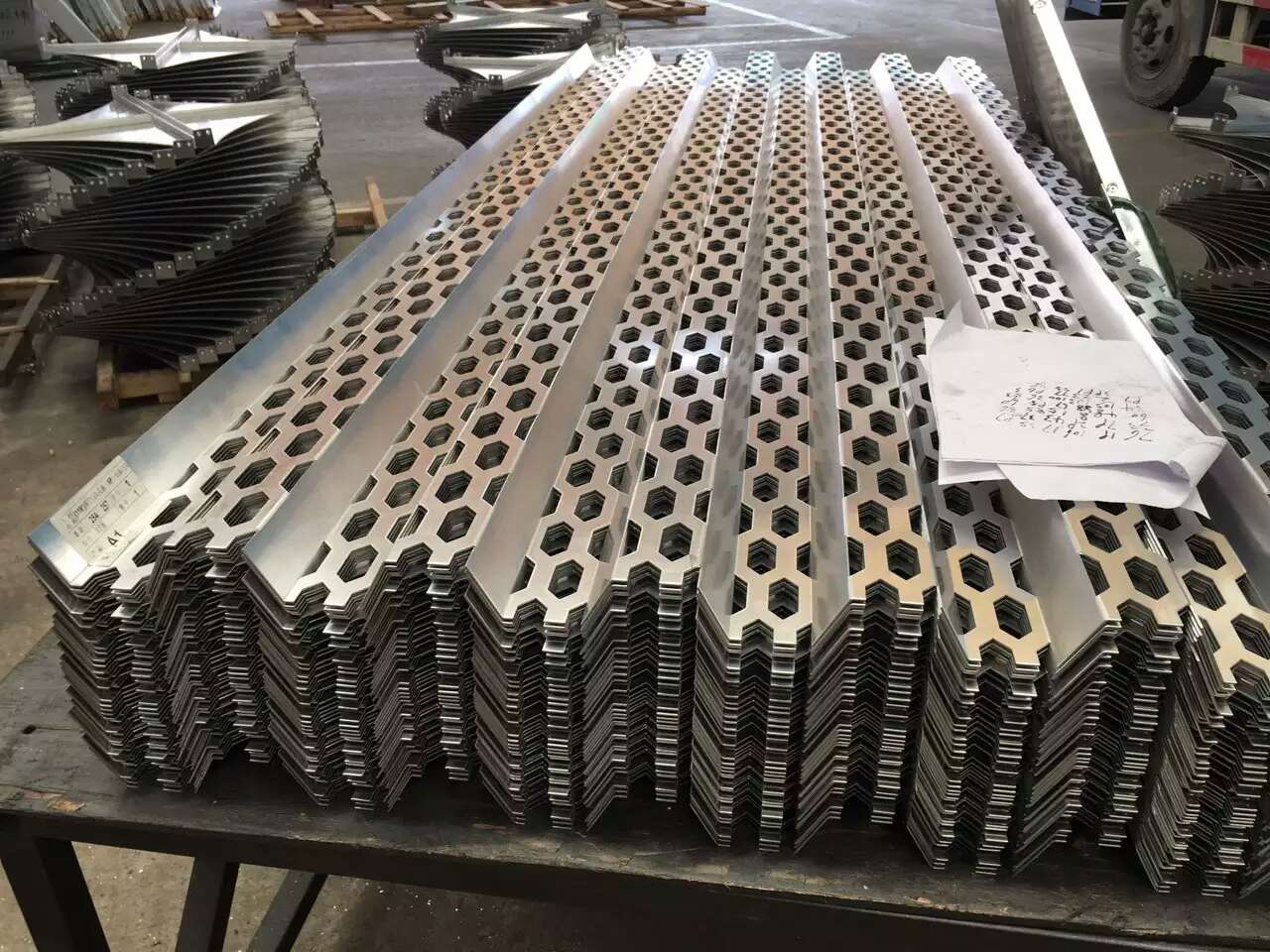 铝单板厂家铝蜂窝板有哪些特点？