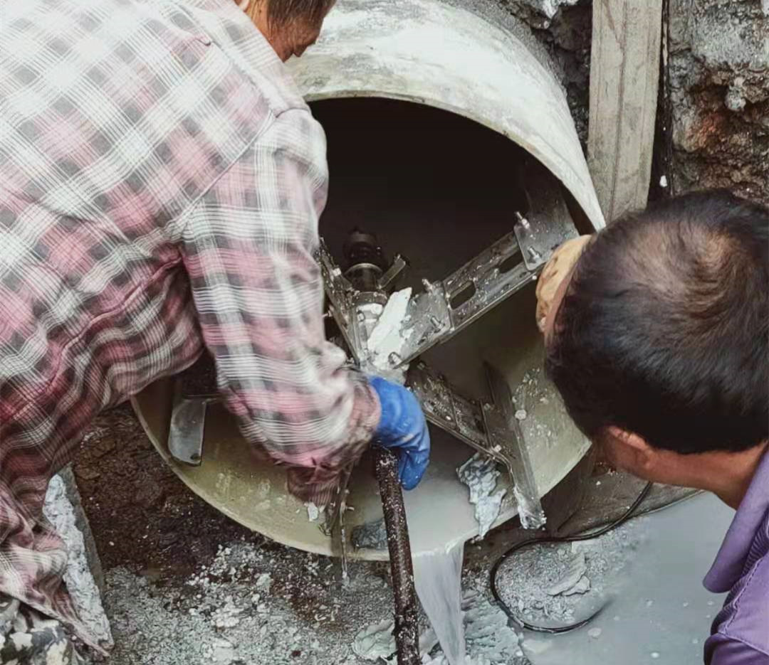 襄阳生活区清理化粪池和日常管理