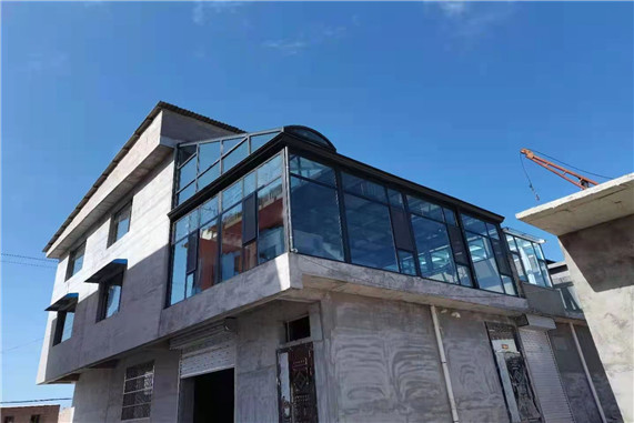 玻璃阳光房是一种非常实用和美观的房屋扩建方式