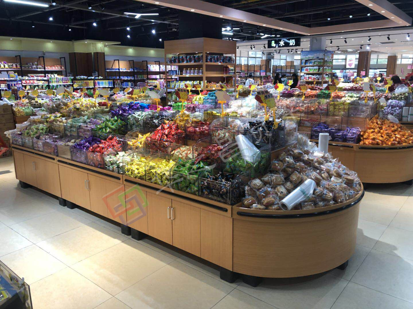云南超市货架厂家分享几种果蔬超市货架的促销方式