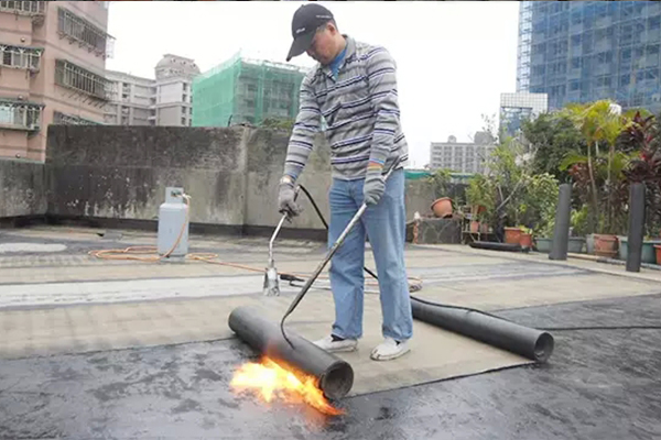 屋顶防水工程施工怎样选防水材料?火烤型防水卷材好还是自粘型好?