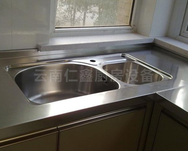 云南厨房设备中不锈钢洗菜池有水垢了怎么办？