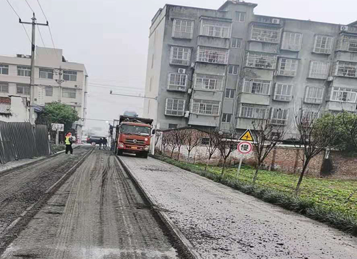 路面上的透水混凝土地坪是由哪些材料鋪設(shè)的，對(duì)路面有哪些功能