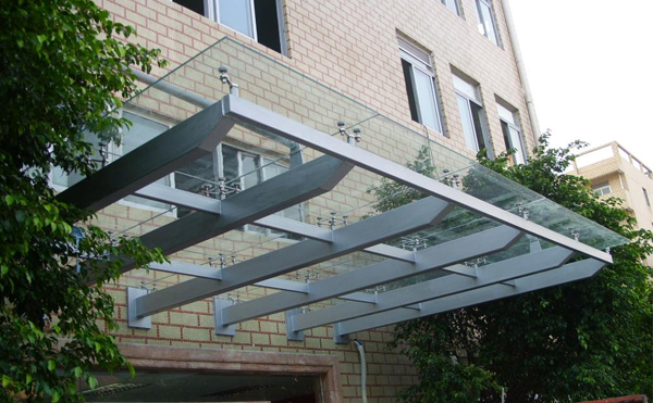 南阳玻璃雨棚的定做，为什么大多数朋友倾向于选择钢结构？