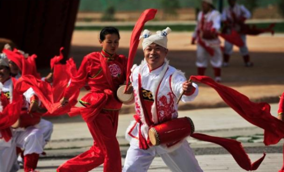 陕北的安塞腰鼓表演是千百年来的文化积淀