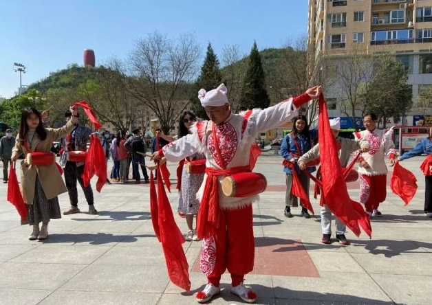 安塞腰鼓是陕北汉族的民俗娱乐舞蹈