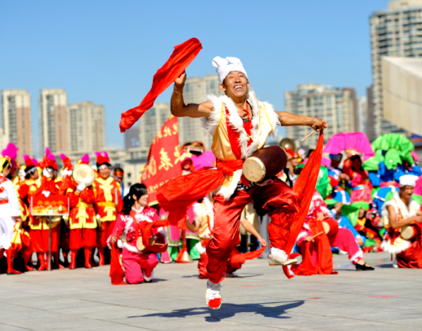 在陕北黄土地有一种民间舞蹈——安塞腰鼓