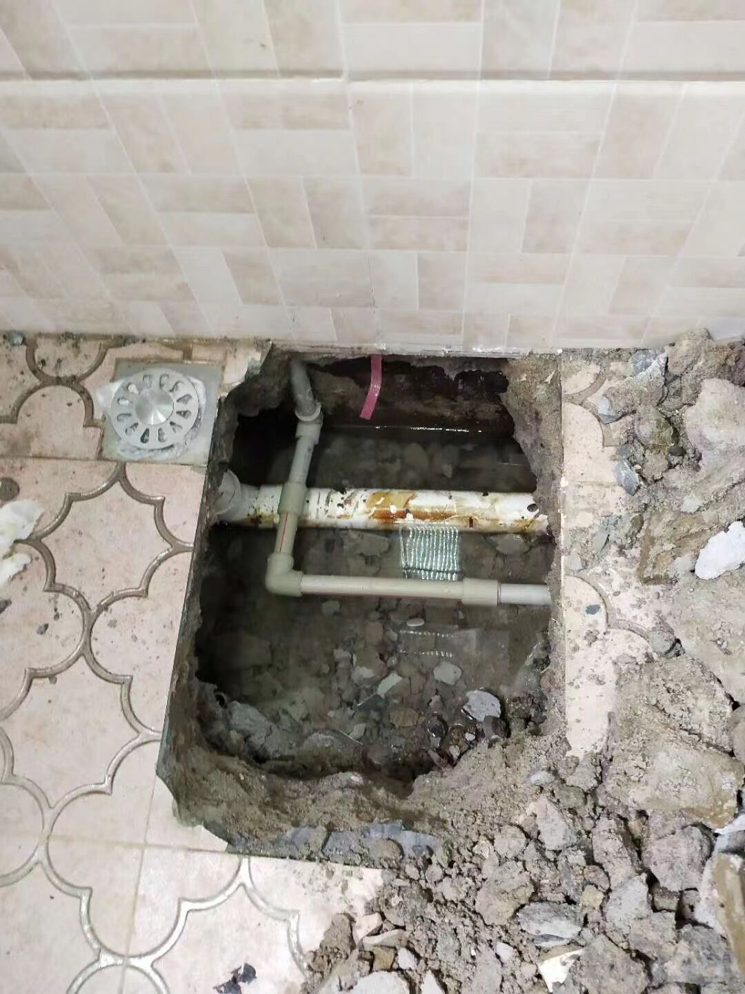 汕头卫生间渗水是不是要把瓷砖挖掉才能弄好呢？