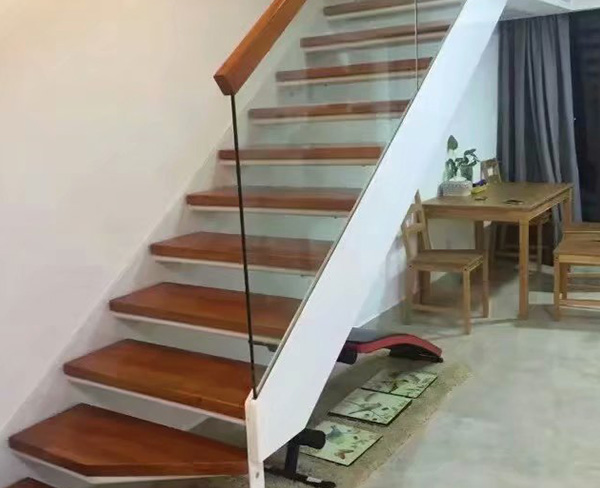 实木玻璃楼梯