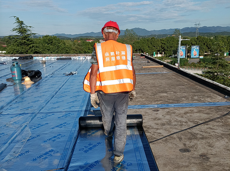 永州高速公路服務區屋面防水改造施工中
