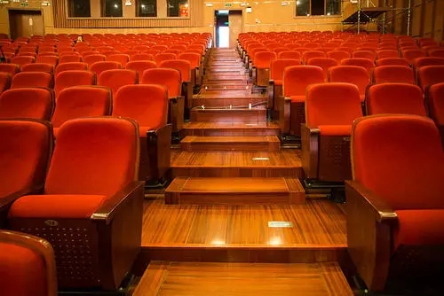 电影院座椅的设计需要符合人体结合