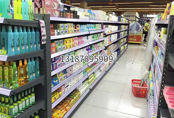 超市生活用品区货架