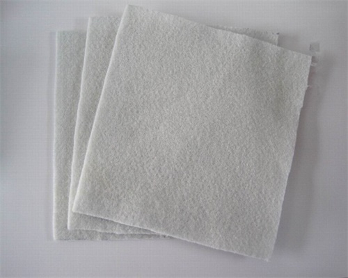  昆明长丝土工布和短丝土工布的区别在哪里？如果你从未接触过土工布等产品，或者工程需要但不知道如何购买，很容易造成产品混淆或购买不当，下面昆明长丝土工布厂家为大家介绍它与短丝土工布的不同之处。 产品的原料的不同：昆明长丝土工布的生产原料为聚酯片，形状为颗粒状，颜色为白色，而短丝土工布的生产原料为聚酯纤维。 生产工艺流程的不同：短丝土工布的生产工艺分为进料、破碎、梳理、铺网，最后针刺成卷；长丝土工布的生产工艺相对复杂。 不同外观：长丝土工布表面纤维长，肉眼可见，产品颜色为白色，短丝土工布产品表面纤维短，产品颜色为白色，但标准不同，颜色不同，大、中、小颜色相对于我国标准颜色差距。 不同的指标性能：昆明长丝土工布的指标高于短丝土工布。而且长丝土工布的耐酸碱性、断裂强度、顶破强度等指标和摩擦系数较高。 价格差异：昆明土工布厂家介绍由于原材料价格不同，生产工艺不同，相同重量的长丝土工布比短丝土工布贵，根据项目的设计要求选择长丝土工布或短丝土工布。