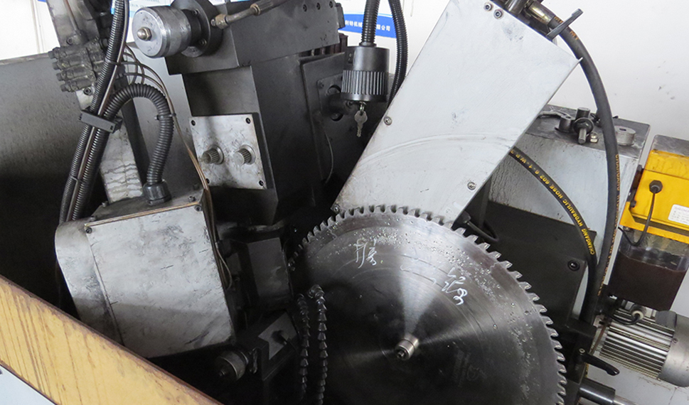 江苏切割锯片厂家告诉你，如何安全操作铝型材切割机