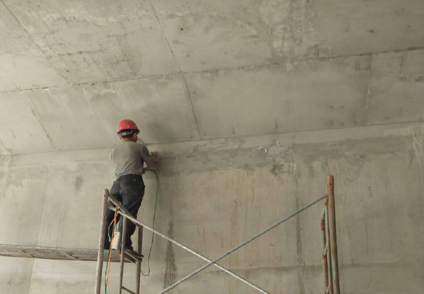 清水混凝土修补施工的槽板安装方法