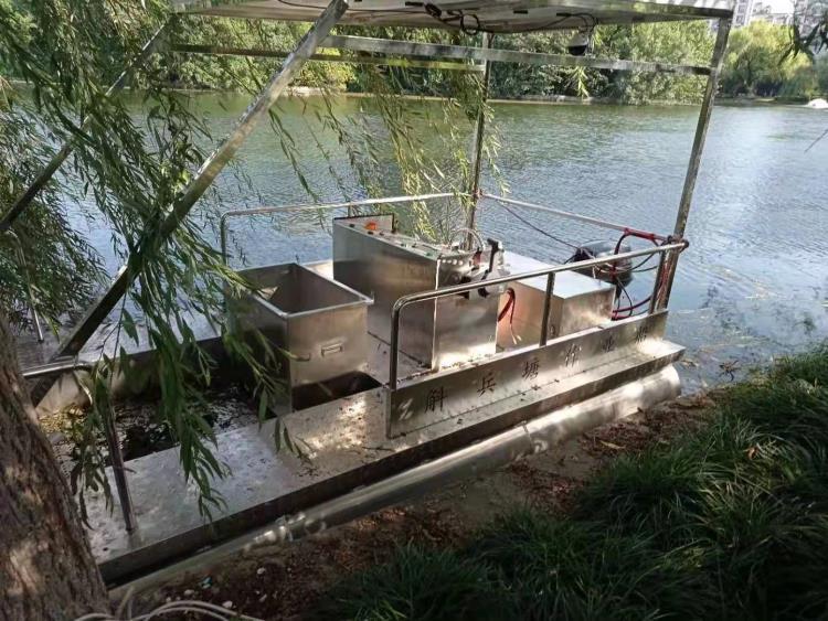 西安阿尔法实业分享:割草船处理水葫芦的方法