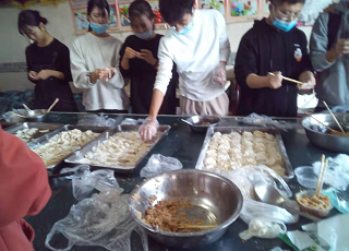 陪伴是最好的照顾，学生们和老人一起包饺子！