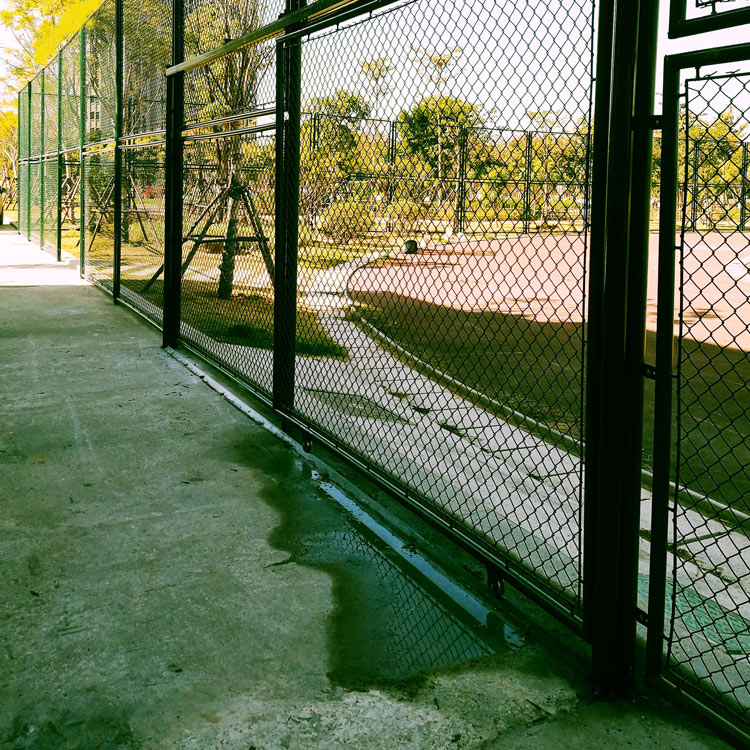 球场围栏网在安装时应该注意哪些呢