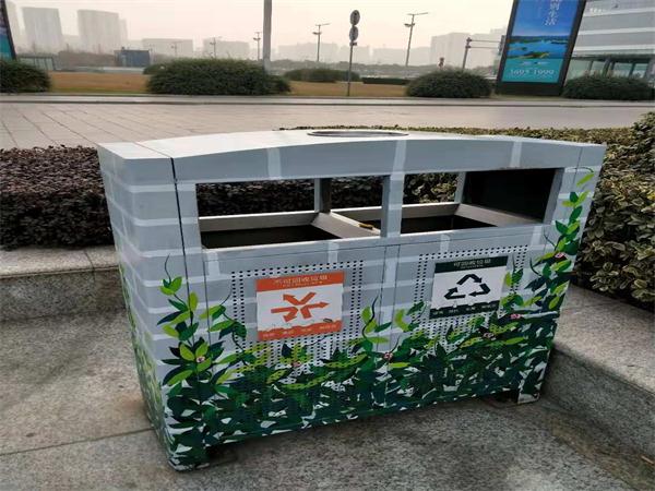 贵州环球中心仿古垃圾桶安装案例