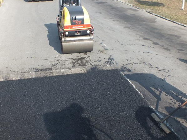 昆明沥青路面修补公司提醒修补压实施工时要注意哪几点