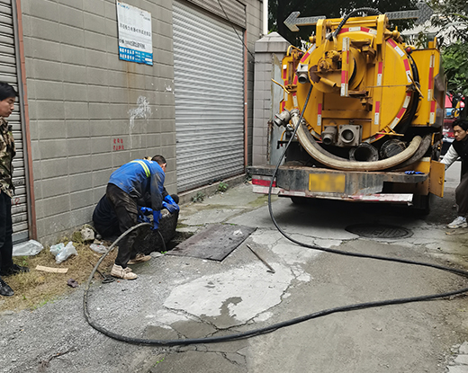 高压清洗车在城市下水管道清淤中的应用