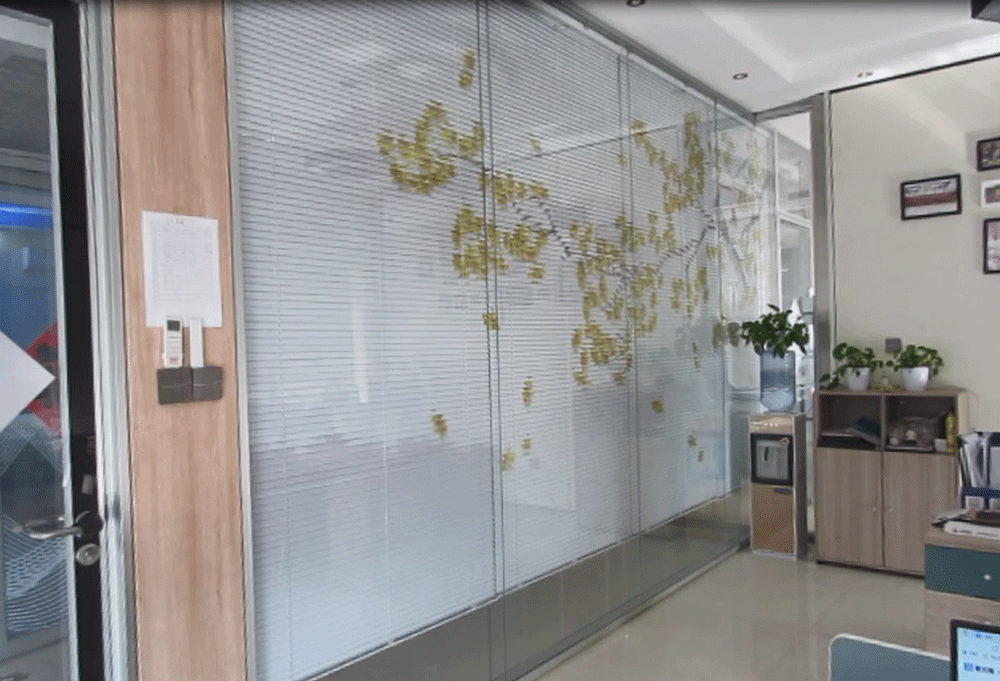 山东电动双玻内置百叶玻璃隔断厂家亮科隔墙成品演示拍摄