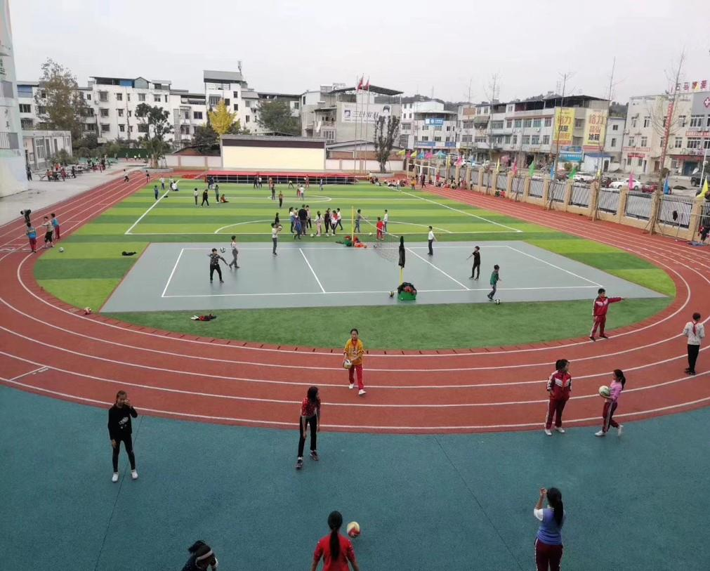 绵阳市石马小学：复合型跑道：2700m²人造草坪：1065m²硅PU球场：2200m²