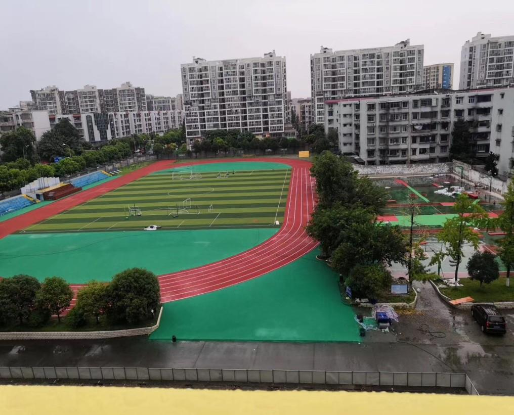 成都棠湖小学：透气型跑道：5000m²人造草坪：330m²硅PU球场：1800m²