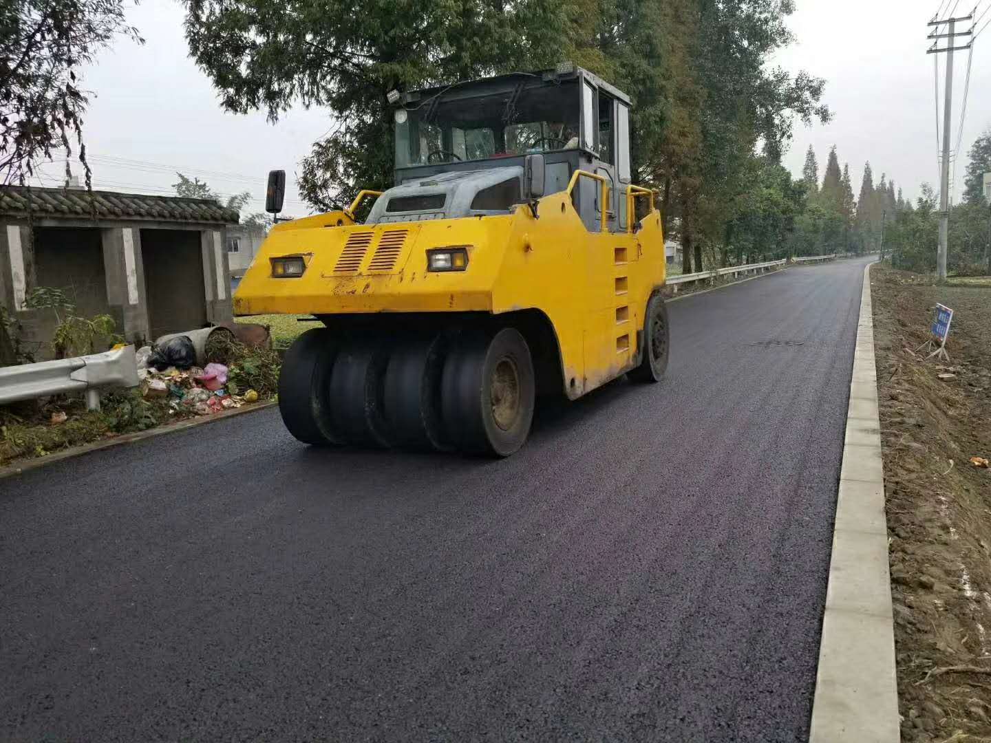 为什么很多道路都会选用选用沥青来铺设呢？