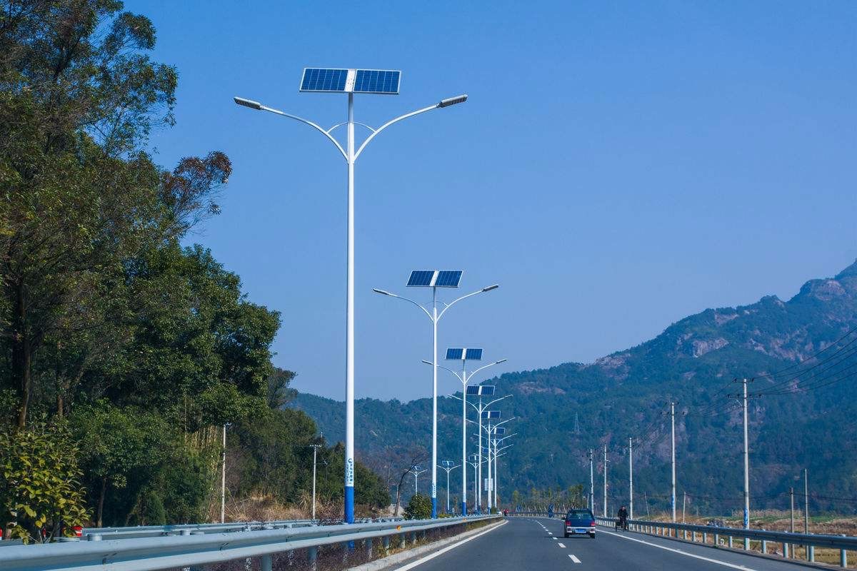 太阳能路灯厂家：太阳能路灯的优势有哪些？