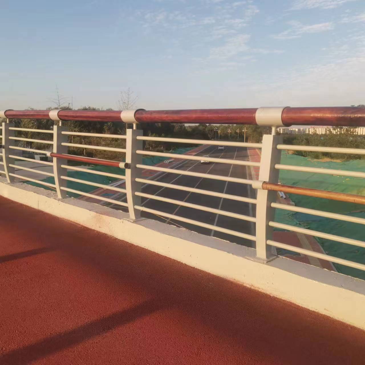 景觀木紋轉印護欄廠家 生產橋梁護欄需要具備什么條件
