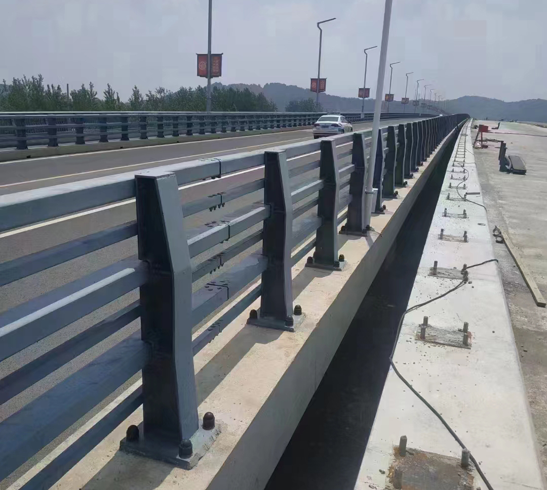 山东不锈钢桥梁栏杆源头工厂支持定制 不锈钢桥梁护栏价格