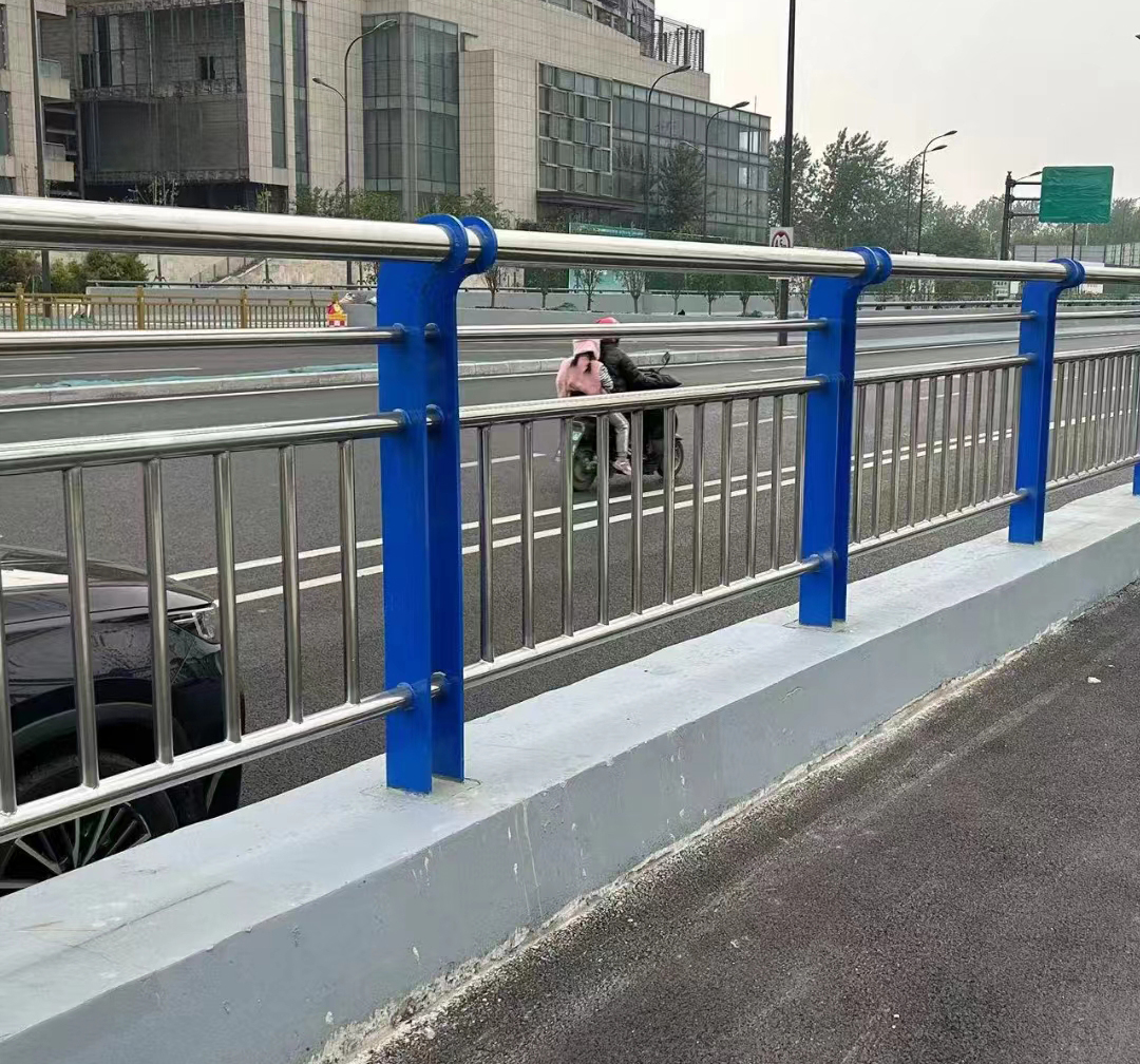 不銹鋼橋梁護欄測量安裝