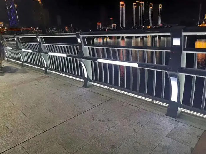 不锈钢桥梁灯光护栏的功能和作用