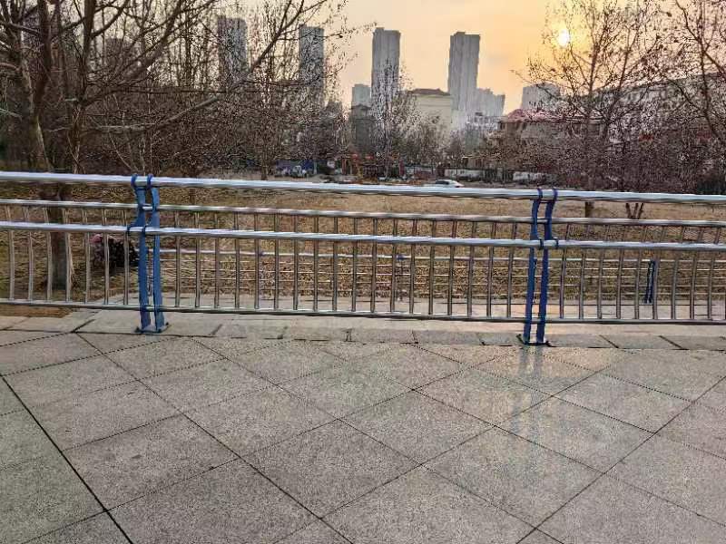 山东桥梁栏杆的尺寸 不锈钢桥梁栏杆美化注意事项有哪些