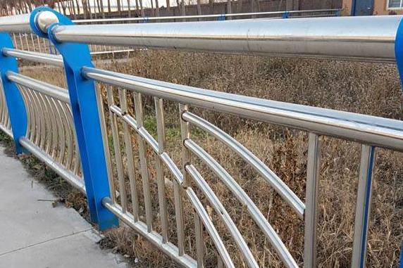 不銹鋼復合管橋梁護欄廠家生產堅固耐用