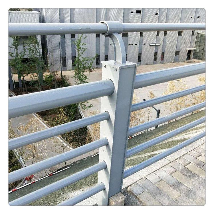 不锈钢桥梁护栏的表面做作色彩干净感