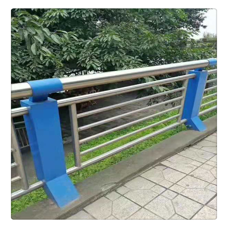 道路不锈钢复合管护栏安装技巧