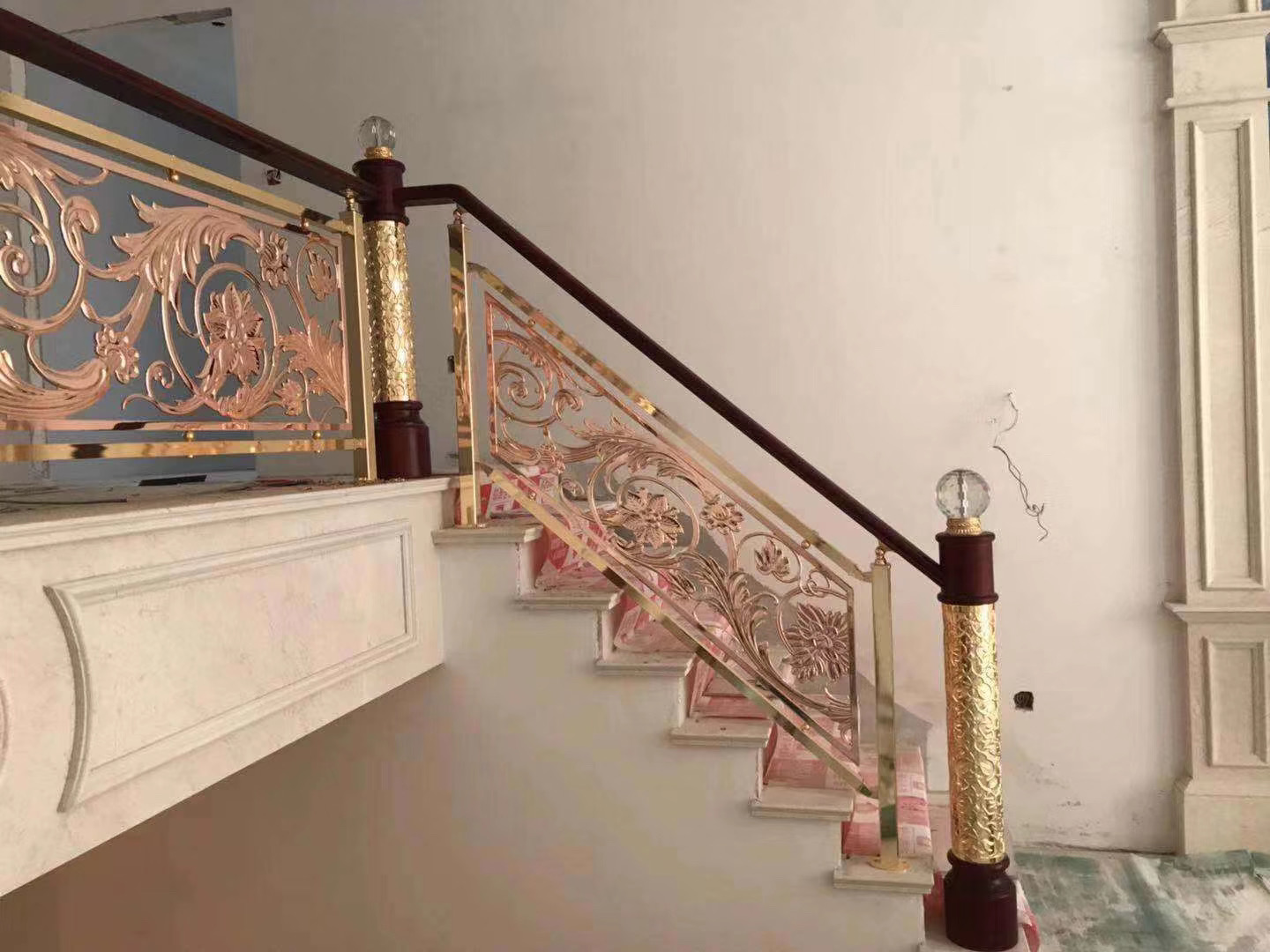楼梯扶手造型简练且具现代感