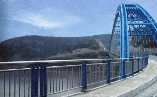 桥梁护栏是指设置于桥梁上的护栏