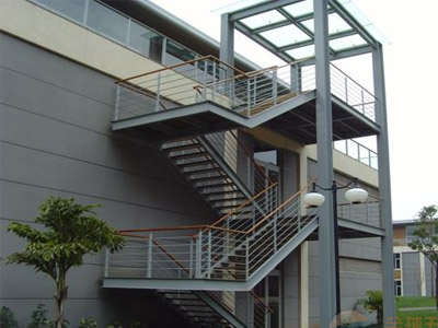 安装钢结构工程时要考虑施工环境的条件。