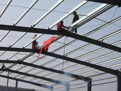 施工过程中严格遵守钢结构工程施工标准和质量控制规范。