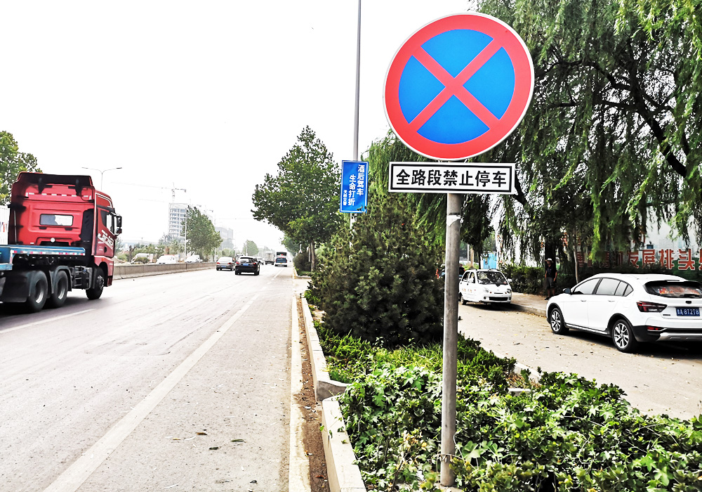 将济宁交通标志牌正面设置在来车方向，并且夺目、整齐。