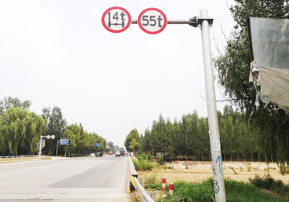 公路标志杆安装要求的交通信号灯是什么？