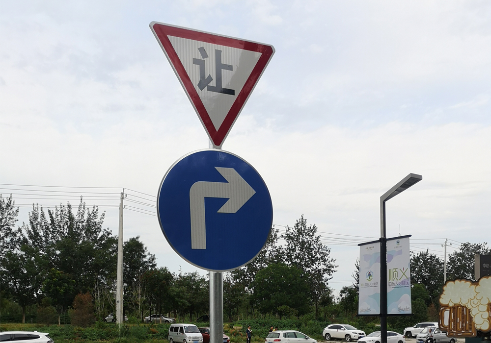交通标志牌的作用就是指示道路上行人和车辆通行信息。