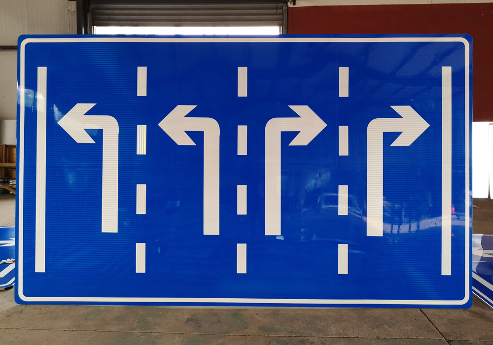 道路交通标志牌是显现信息路途交通法及路途信息的符号图片。