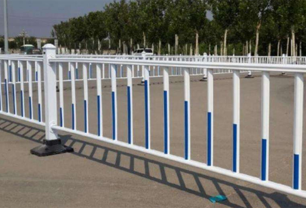 合格的道路交通护栏主要取决于制造商的实力和使用的材料