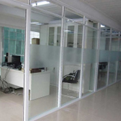 运用在办公室装饰中玻璃隔断产生的分隔效果也是比较突出。