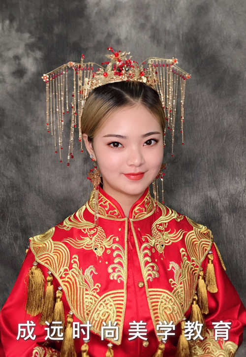 旗袍是民国的国服，表现出中华女性贤淑、典雅、温柔、清丽的性情与气质。